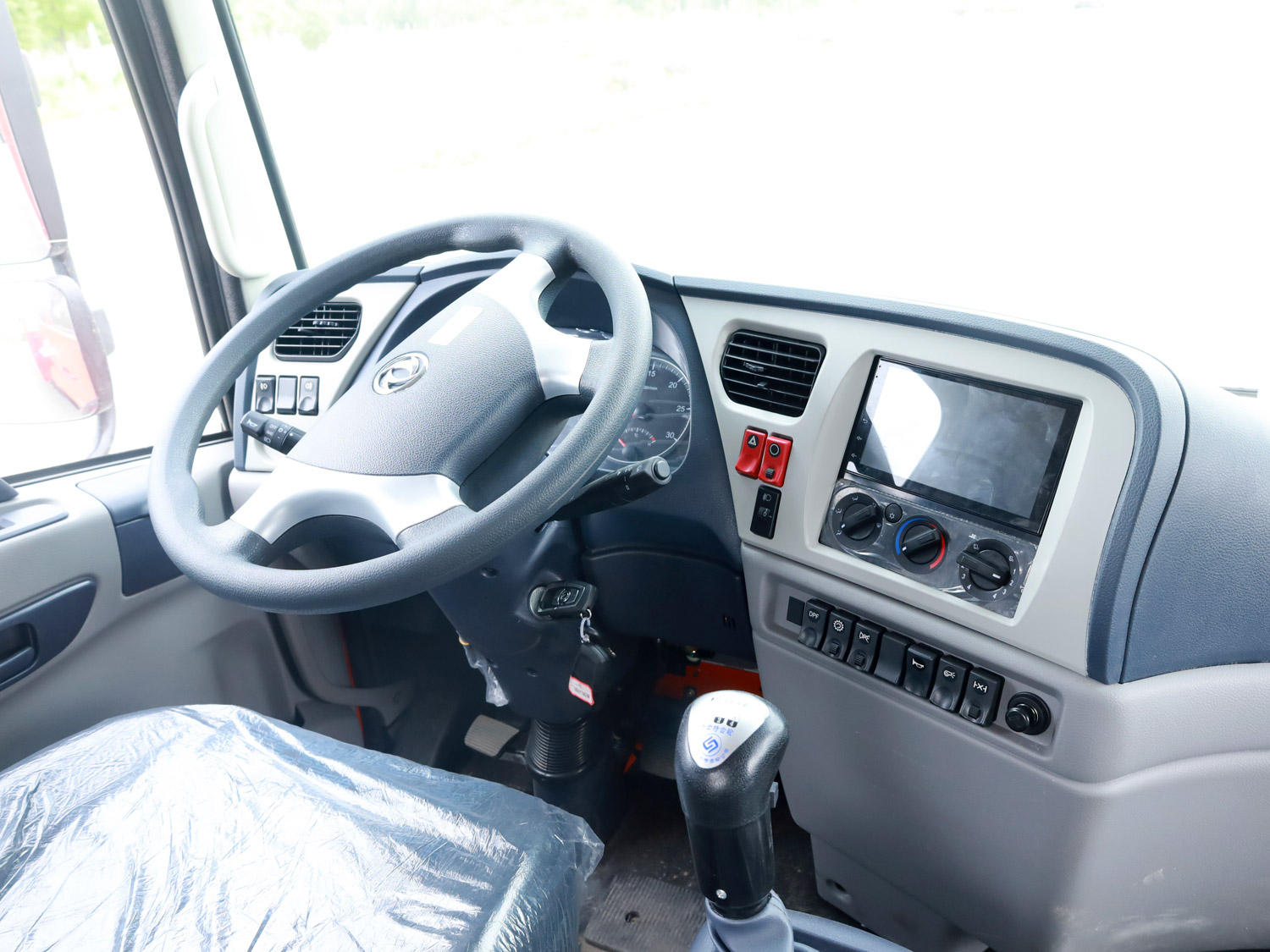 東風(fēng)天錦VR小三軸平板運輸車