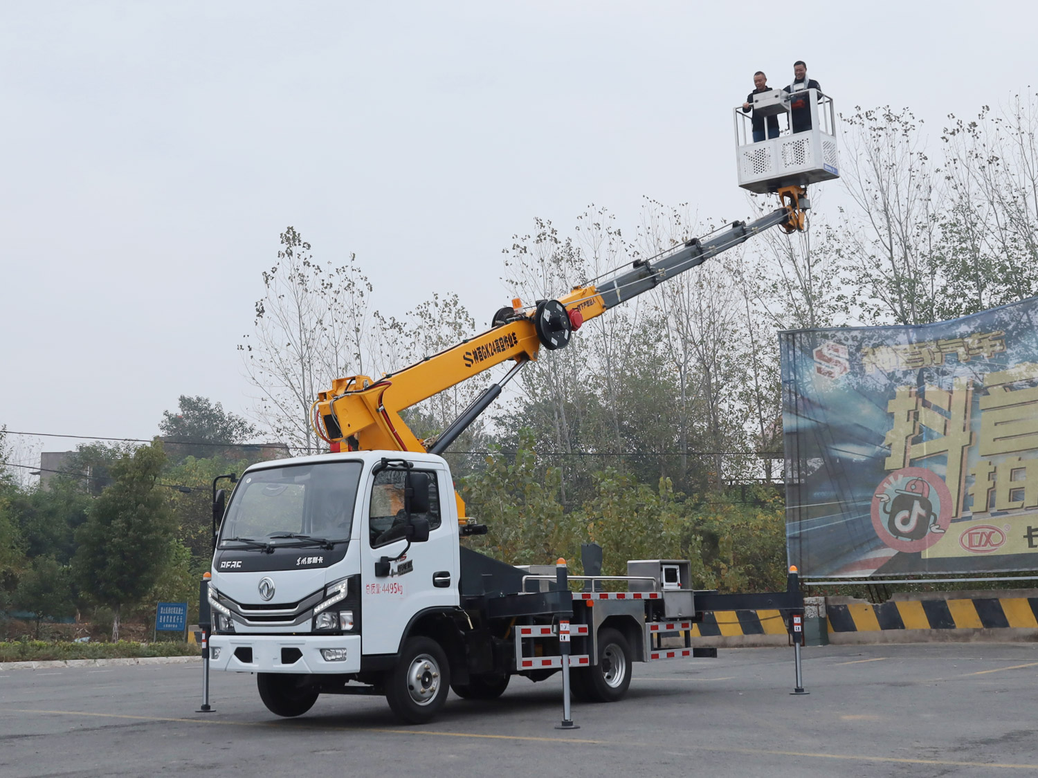 東風多利卡D5單排藍牌高空作業(yè)車